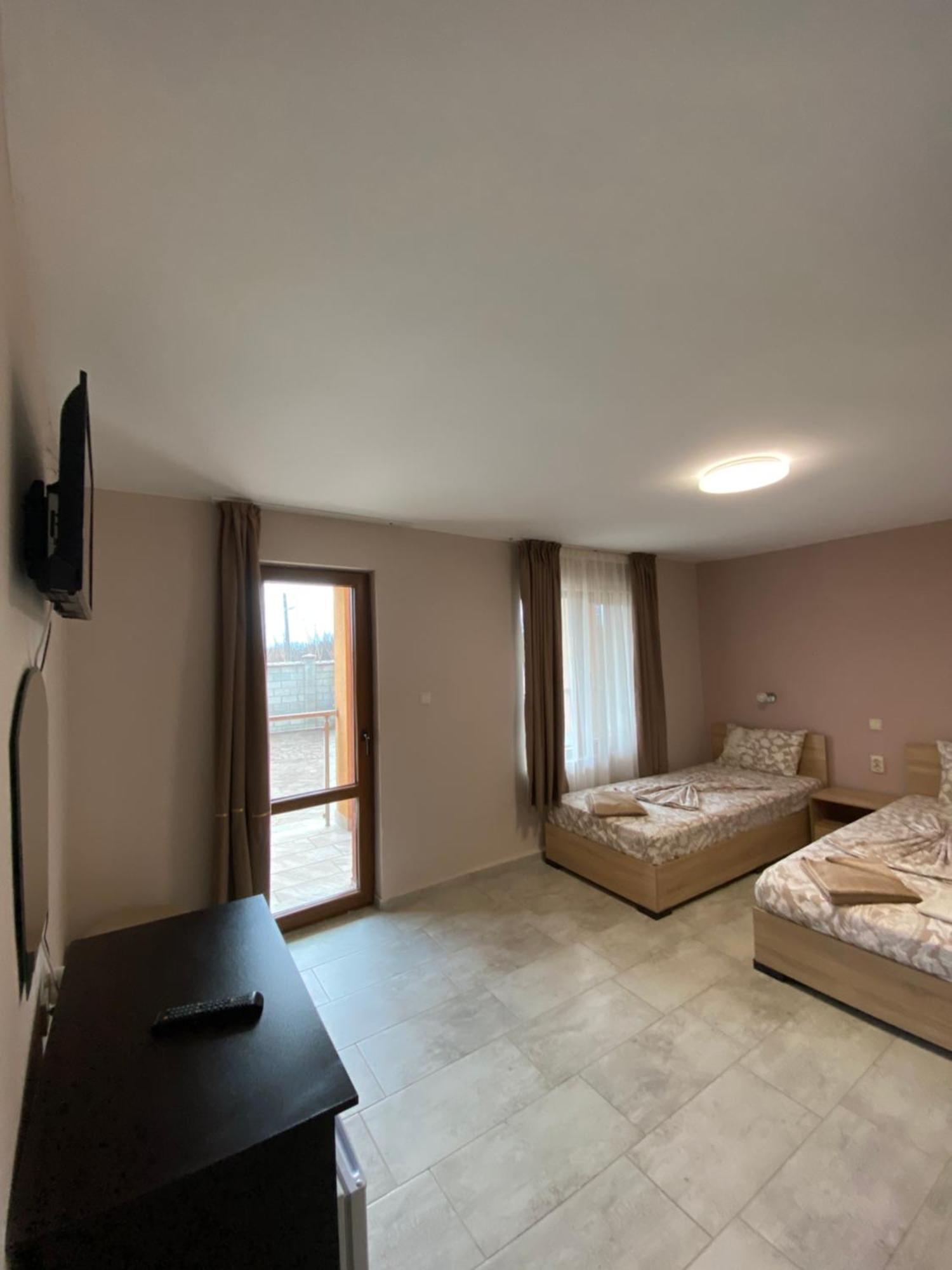 Guest Rooms Wild Duck Ezerets Esterno foto