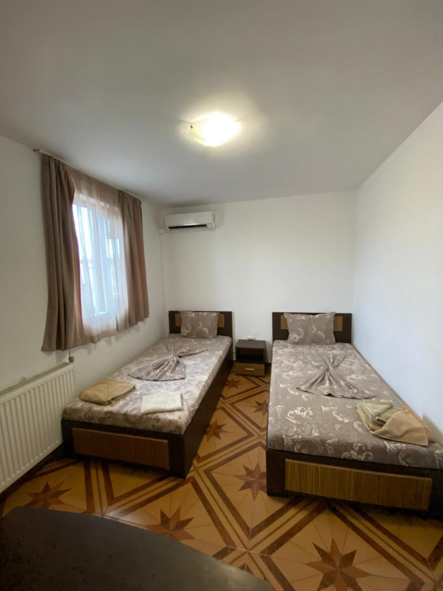 Guest Rooms Wild Duck Ezerets Esterno foto