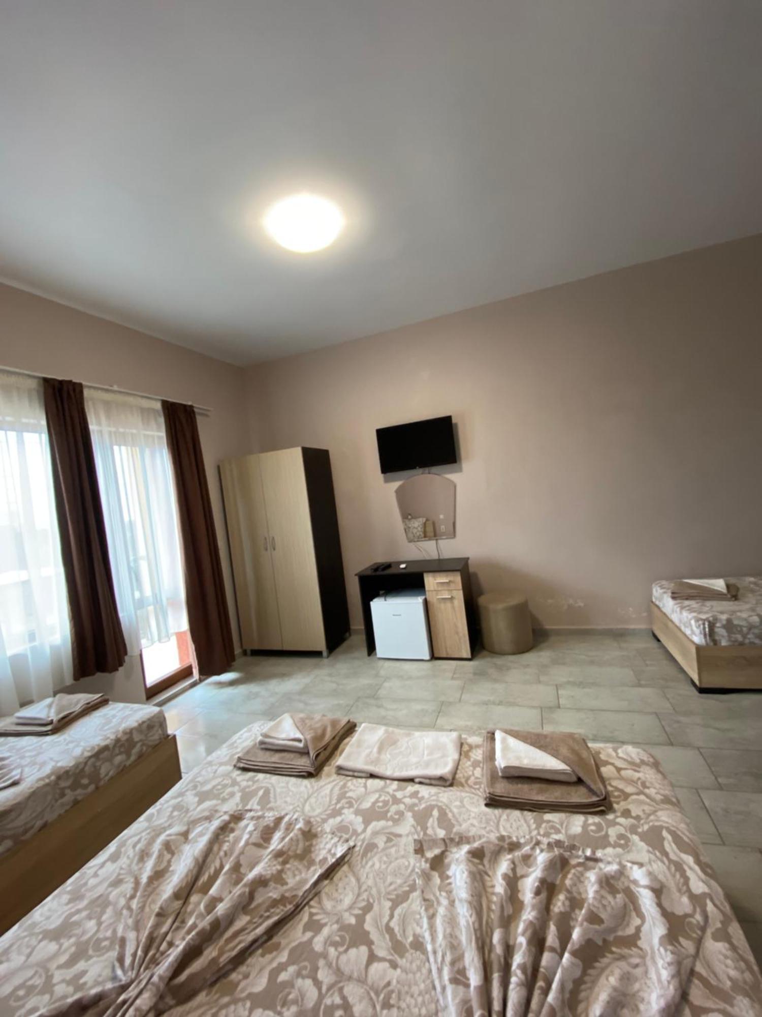 Guest Rooms Wild Duck Ezerets Esterno foto