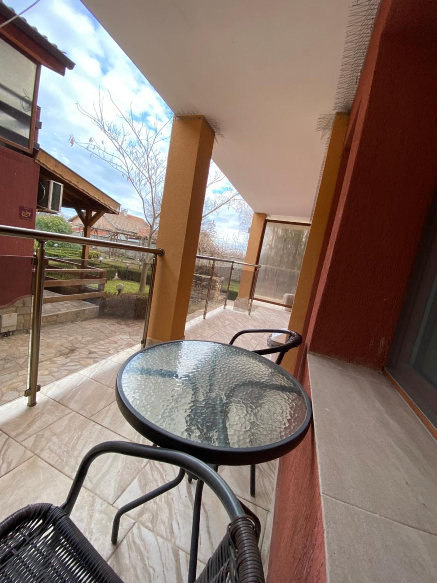 Guest Rooms Wild Duck Ezerets Esterno foto