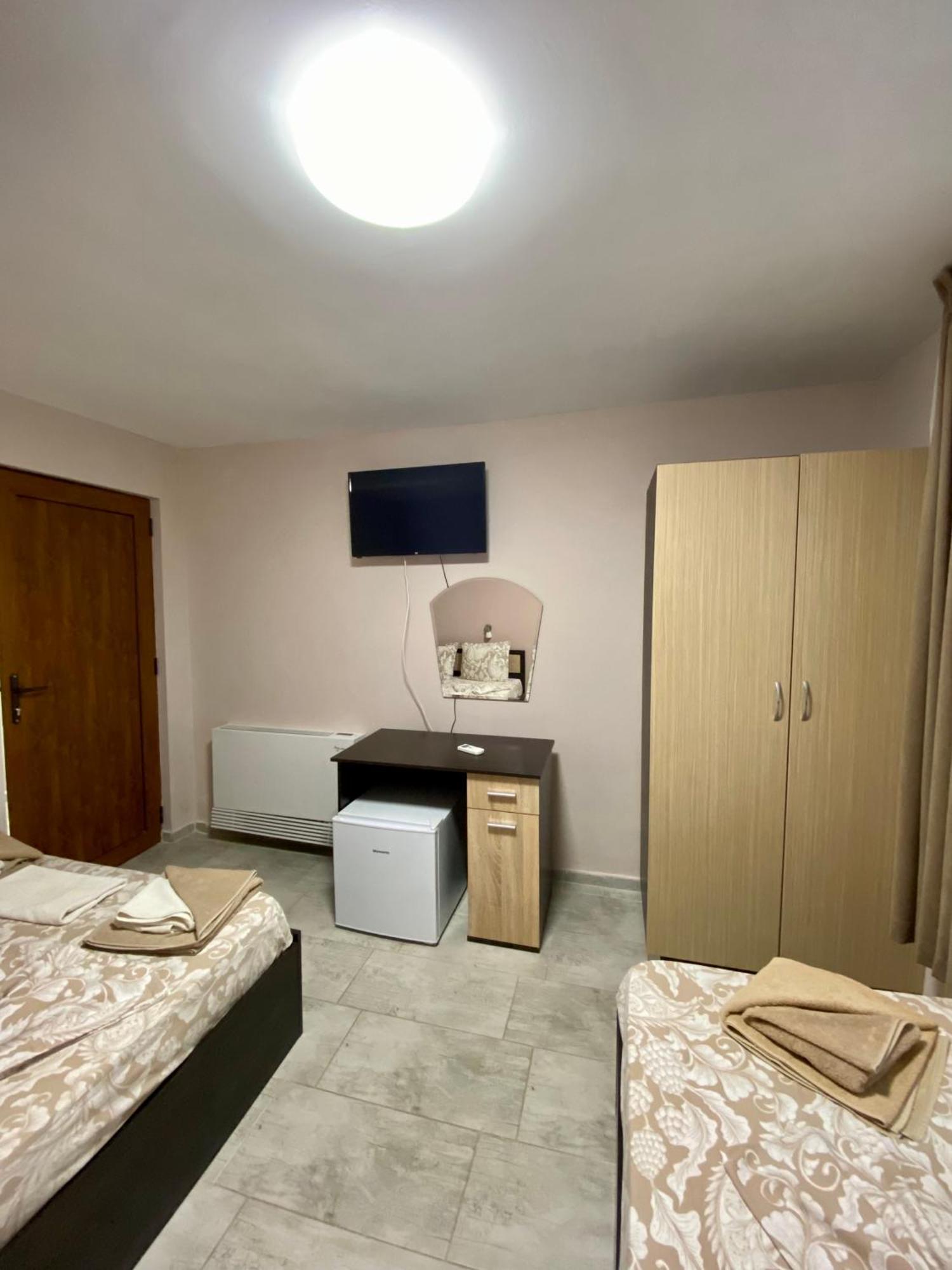 Guest Rooms Wild Duck Ezerets Esterno foto