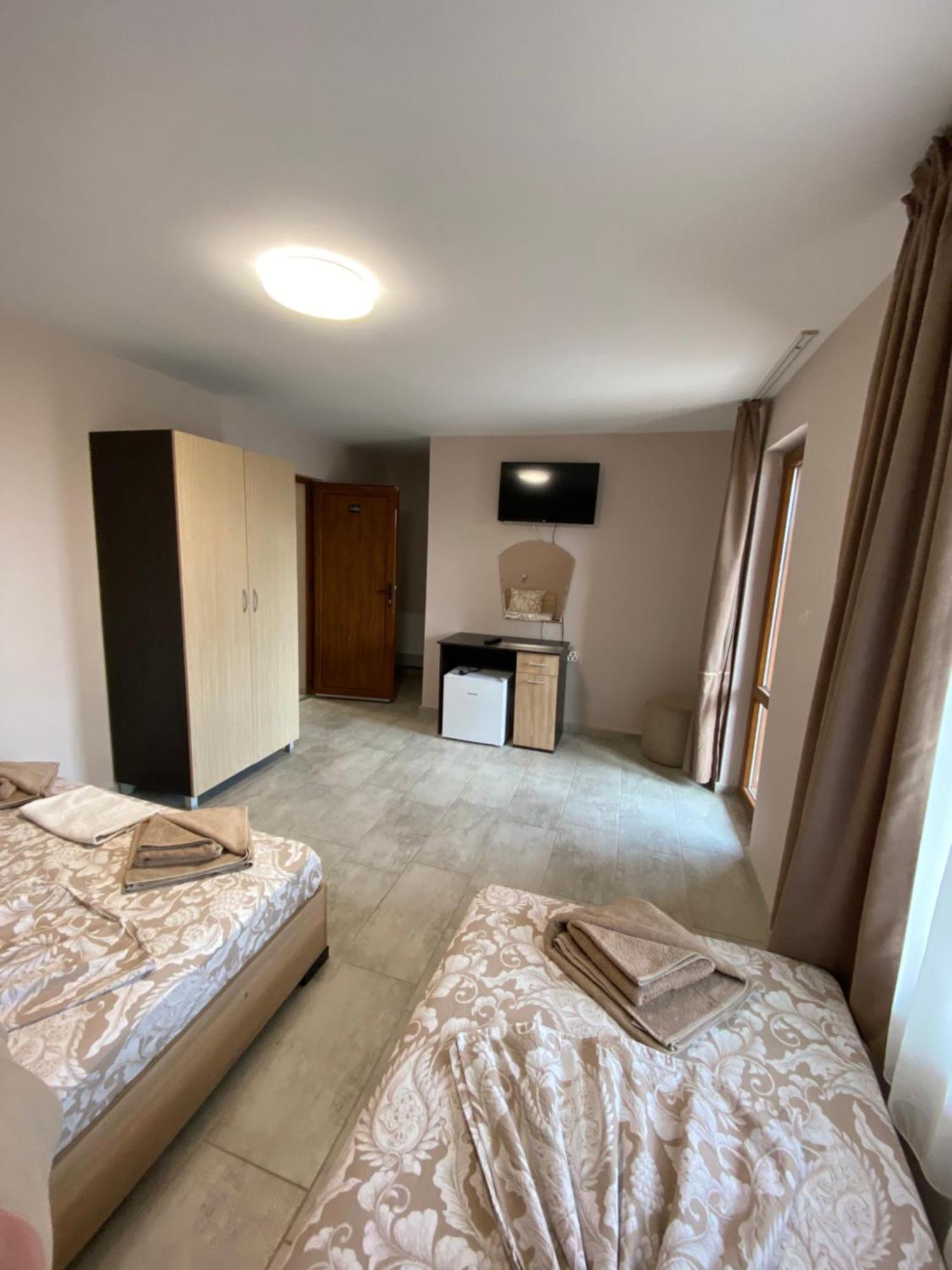 Guest Rooms Wild Duck Ezerets Esterno foto