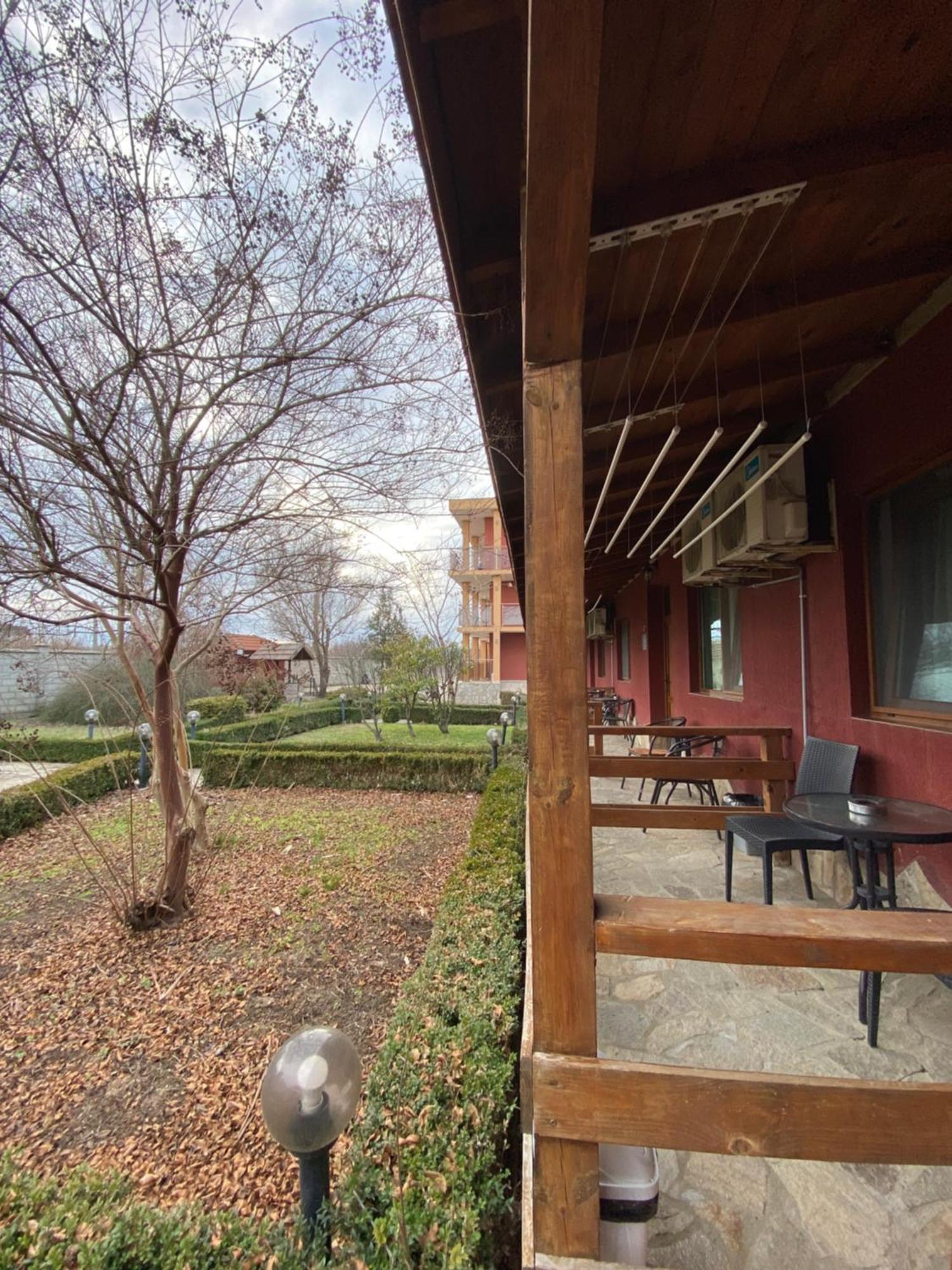 Guest Rooms Wild Duck Ezerets Esterno foto
