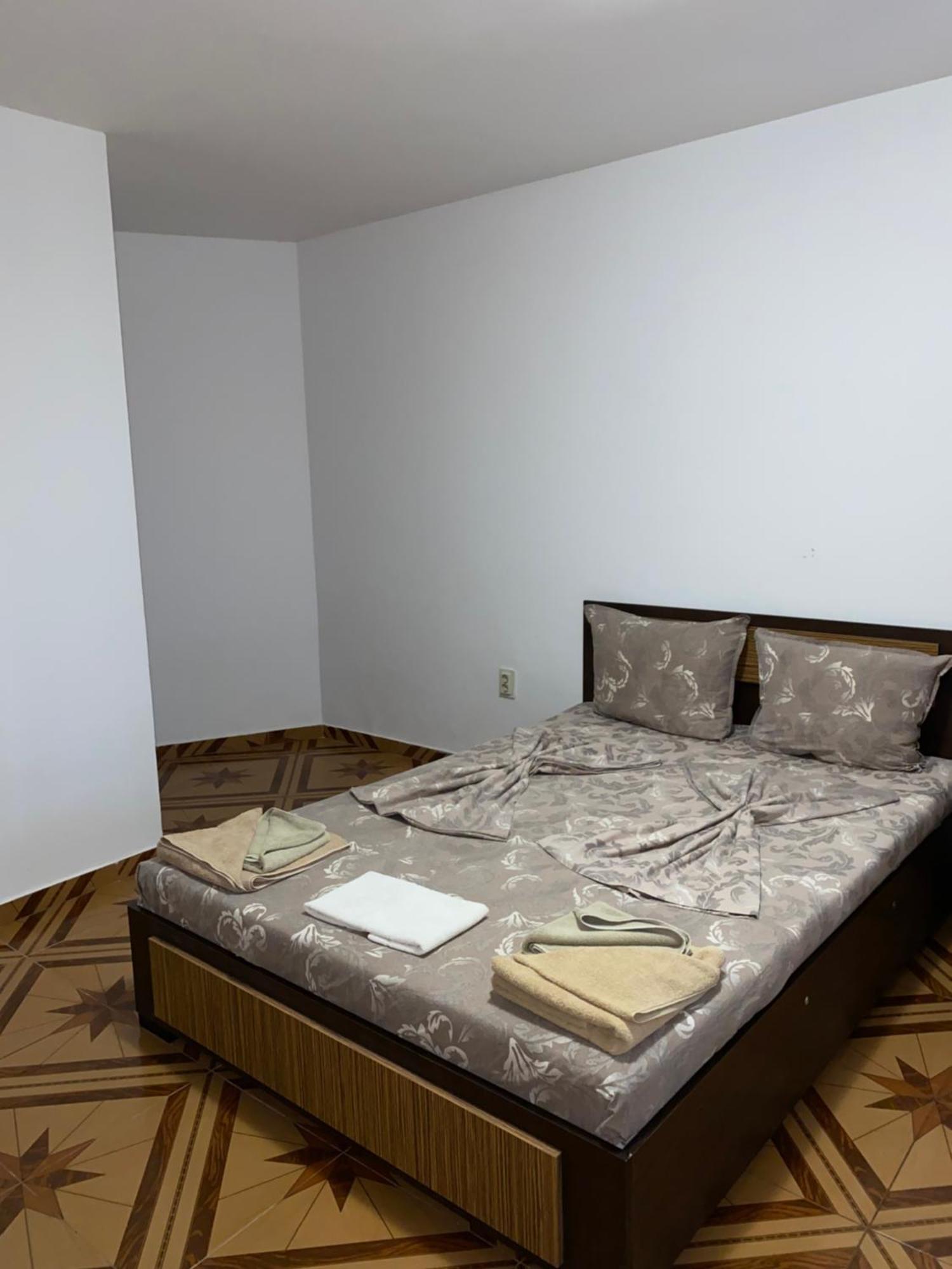 Guest Rooms Wild Duck Ezerets Esterno foto