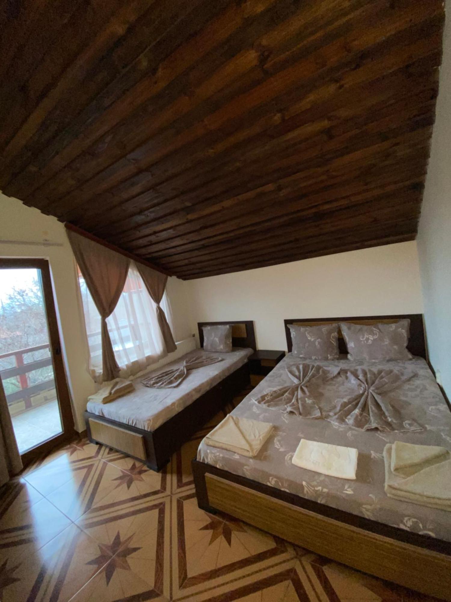 Guest Rooms Wild Duck Ezerets Esterno foto