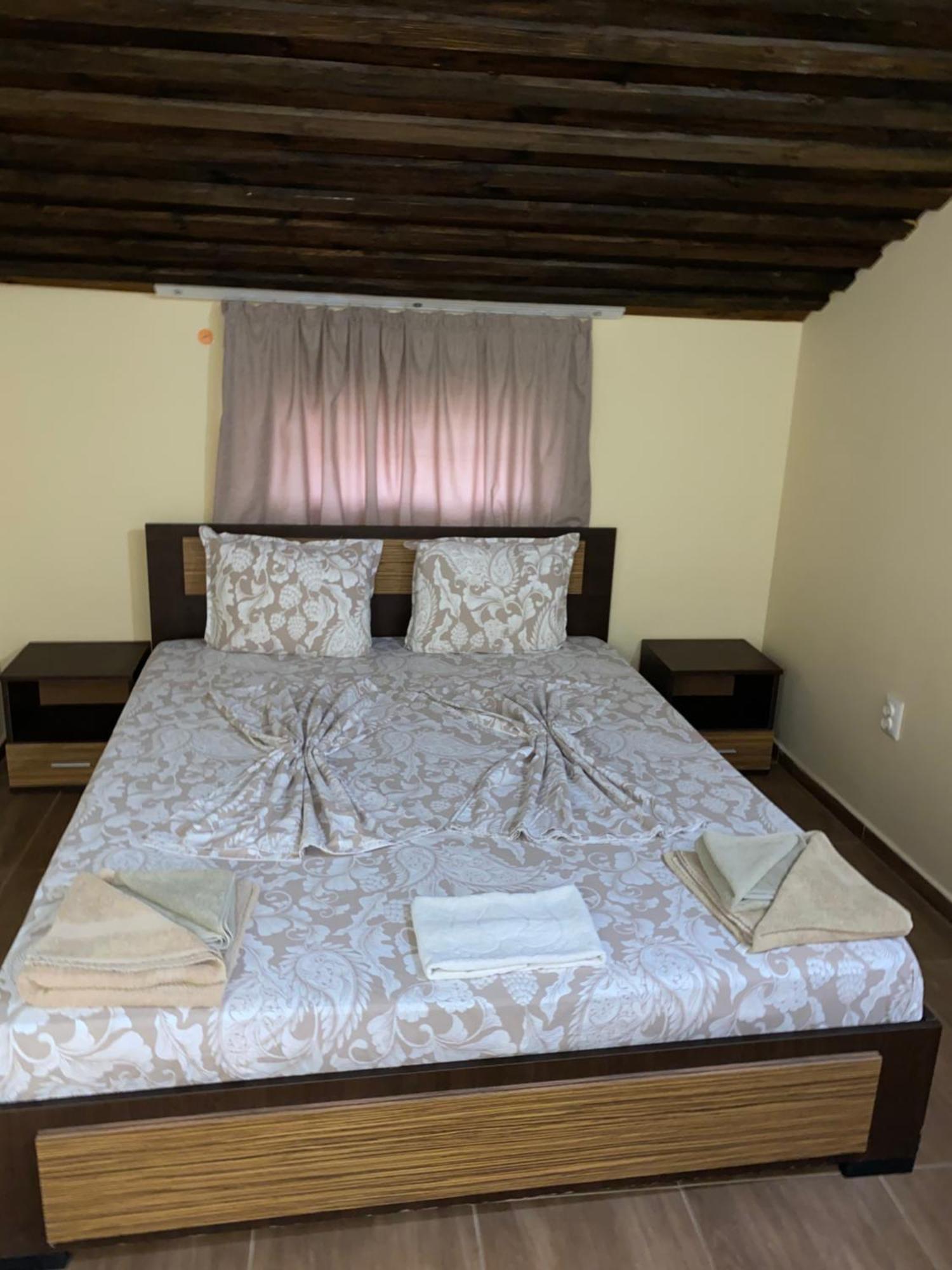 Guest Rooms Wild Duck Ezerets Esterno foto
